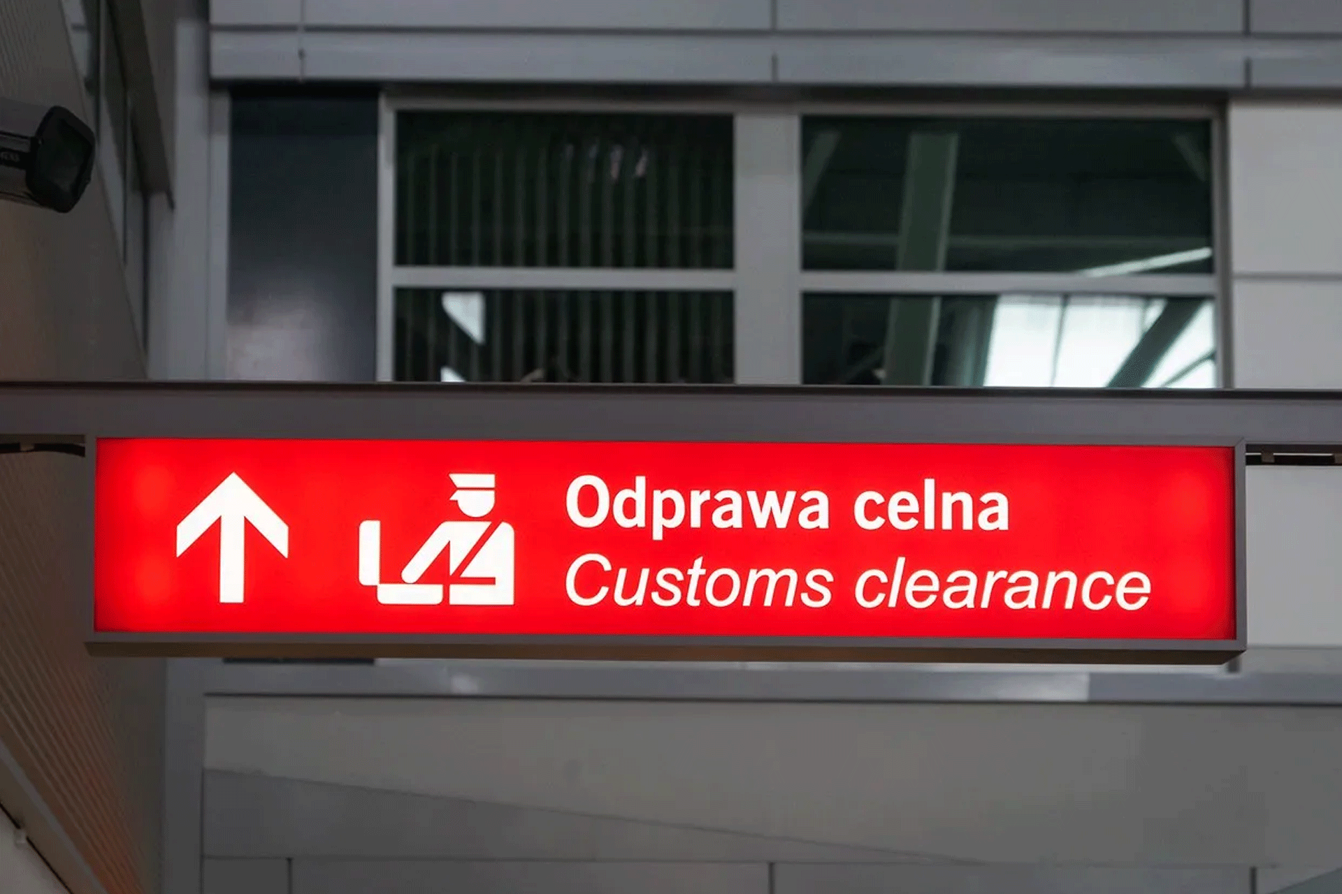 An image of a customs clearance sign with English and Polish languages